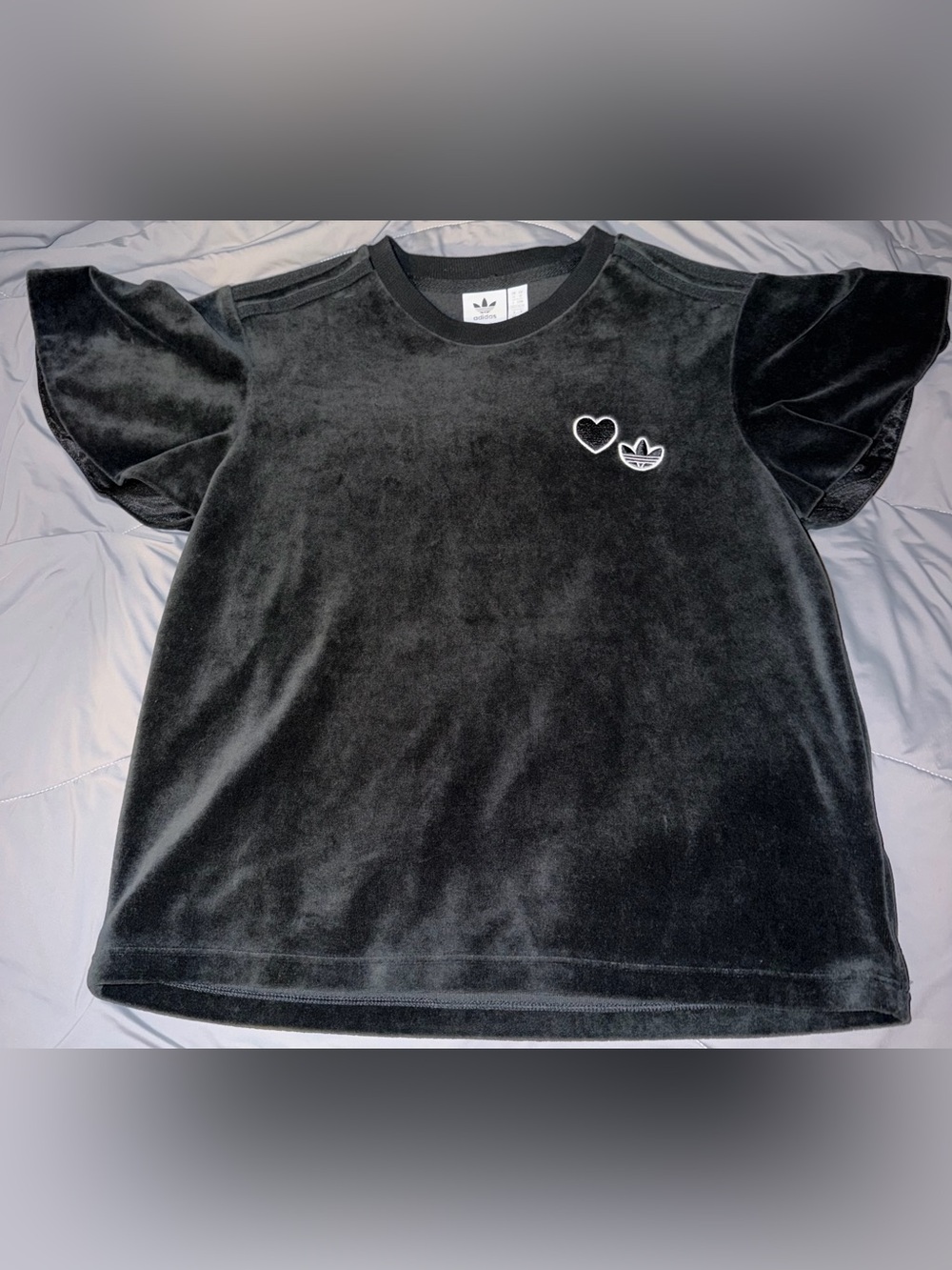 Adidas Originals Heart Shaped Patch Velour
Tee Size Medium Black Flutter Sleeves - Picture 8 of 9
